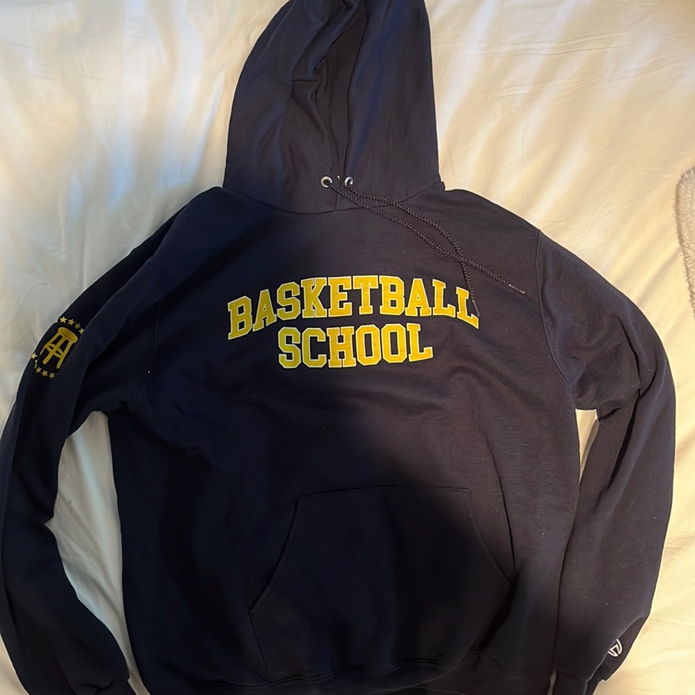 UNIVERSITY OF MICHIGAN BARSTOOL CHAMPION SWEATSHIRT SIZE MEDIUM